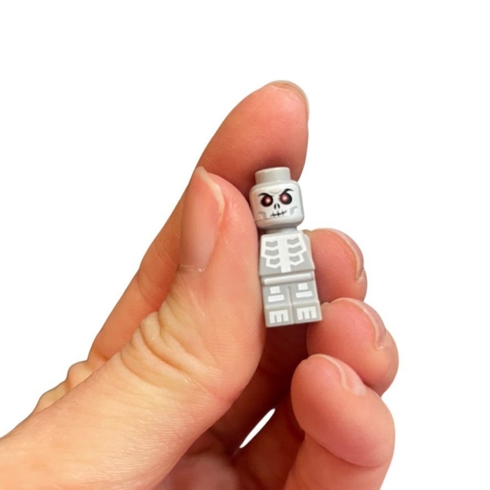 LEGO Skeleton Minifigure Light Gray Red Eyes White Bone Print Castle Ninjago - Picture 1 of 1